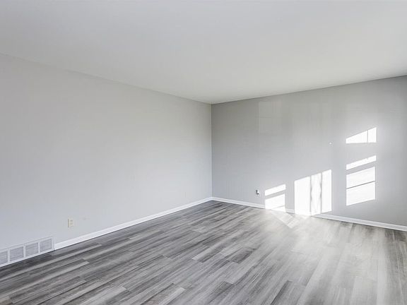 4th image of 1820 W Webb Ave