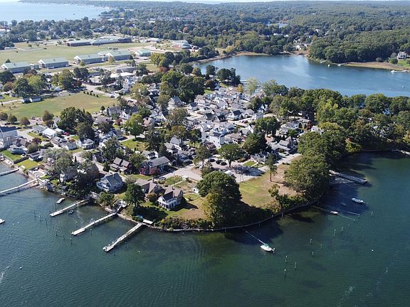 The neighborhood of Pine Grove. Niantic Downtown and Old Black Point are towards the top left of the picture.