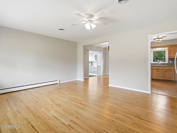 3rd image of 943 Edgebrook Drive N
