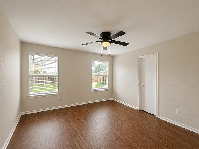 200 Meadow Park Dr — Photo 6