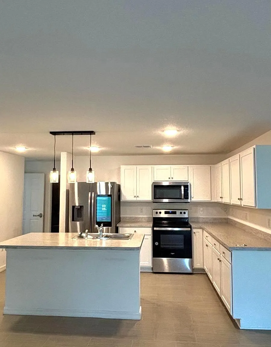 3 bed, 2.0 bath, 2138 sqft, $2,600 — Photo 3