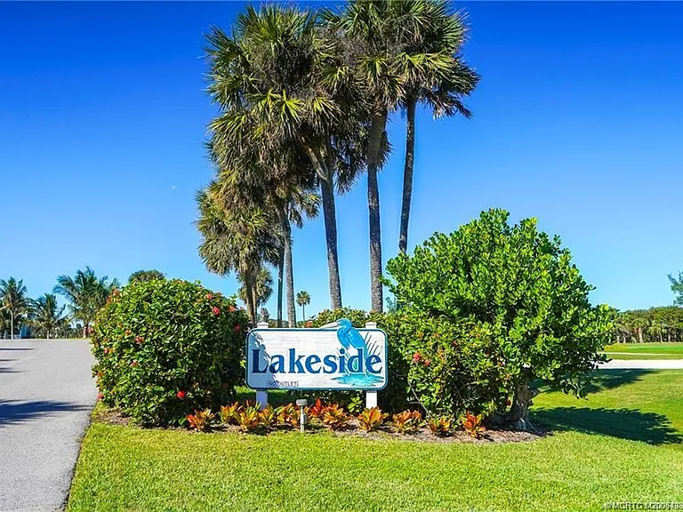 5602 NE Gulfstream Way — Photo 1