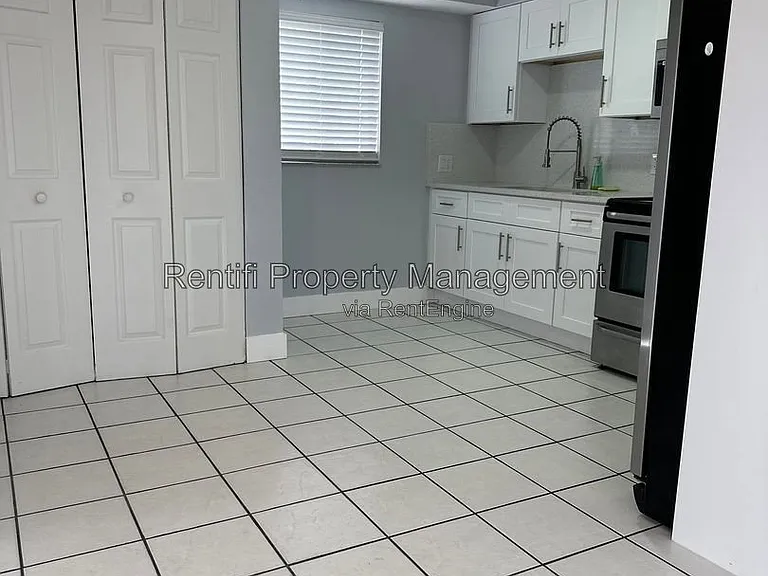 717 SE 9th St #A — Photo 12