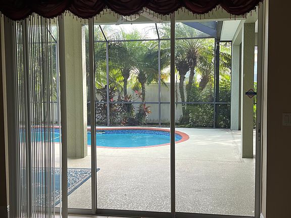 5th image of 1041 Carriage Park Dr