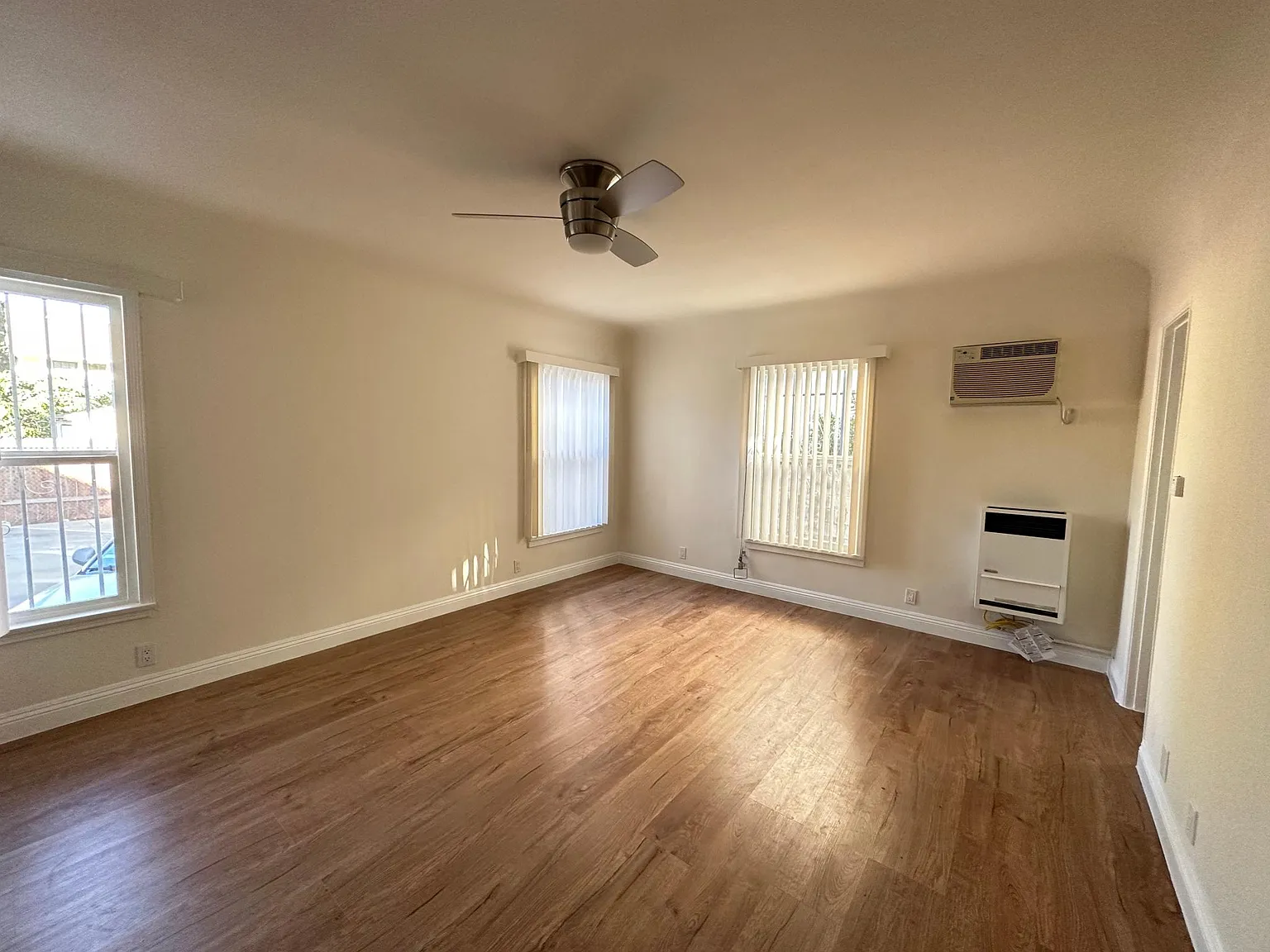 265 S Manhattan Pl — Photo 2