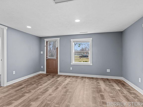 4th image of 172 Reed Ave