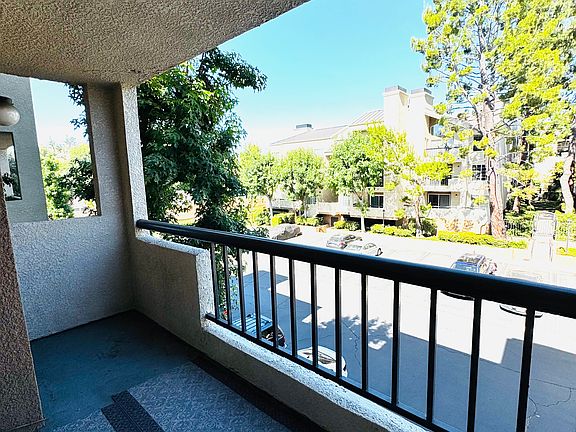 2nd image of 5530 Owensmouth Ave APT 230