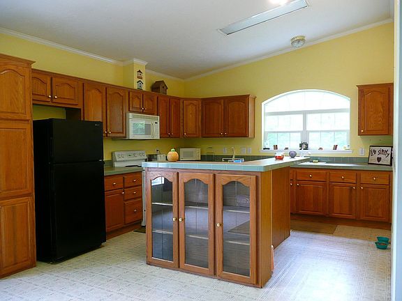 Large kitchen plus breakfast area