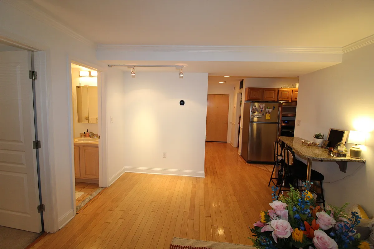 Building Photo - 711 Clinton St #2B