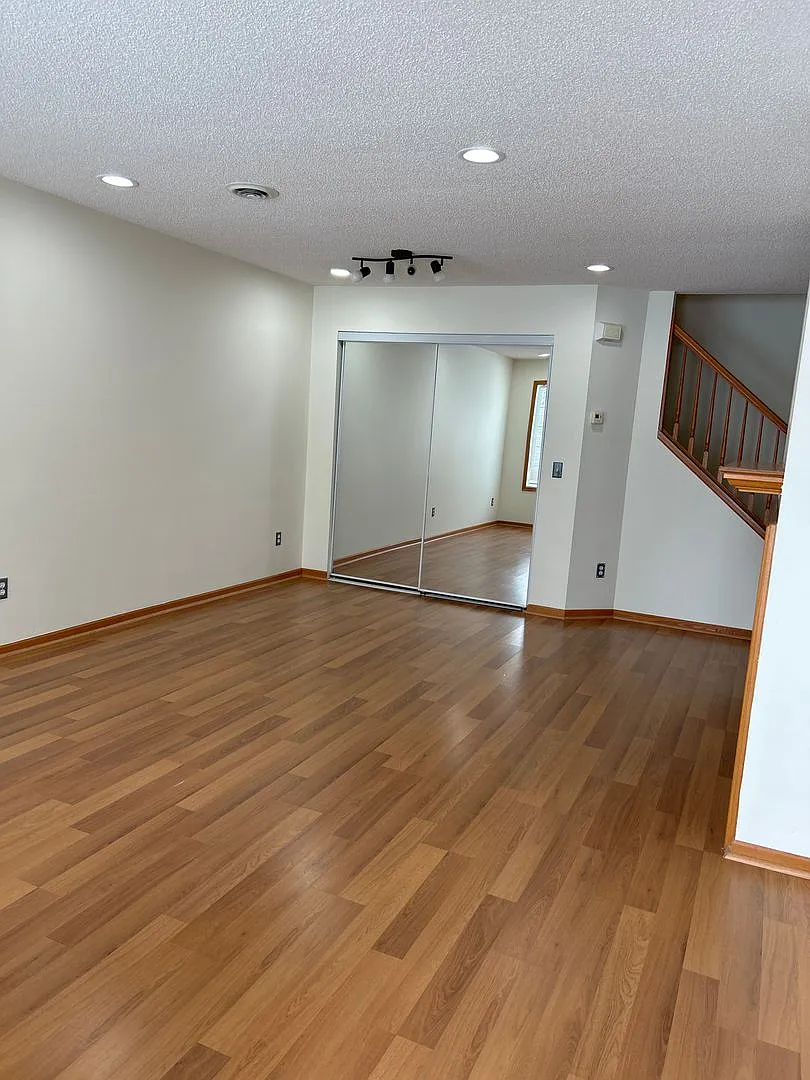 Charming 3 Bedrooms 2 Bath Town House — Photo 3