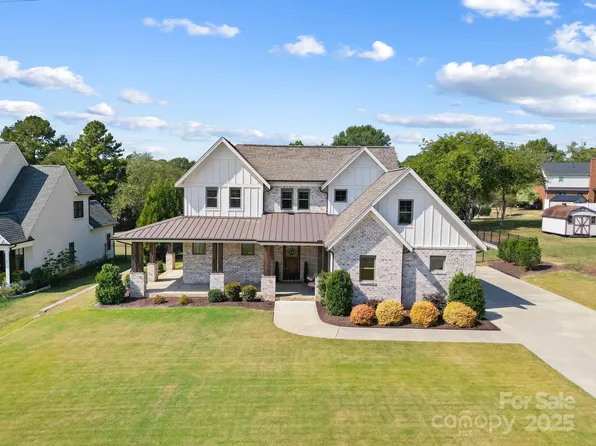 7966 Dell Dr, Harrisburg, NC 28075