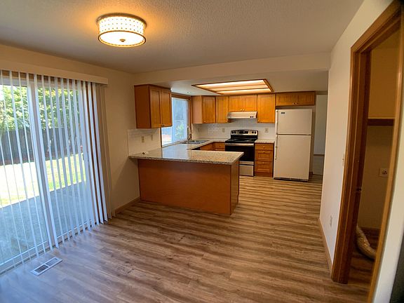 4th image of 16010 NE 41st St
