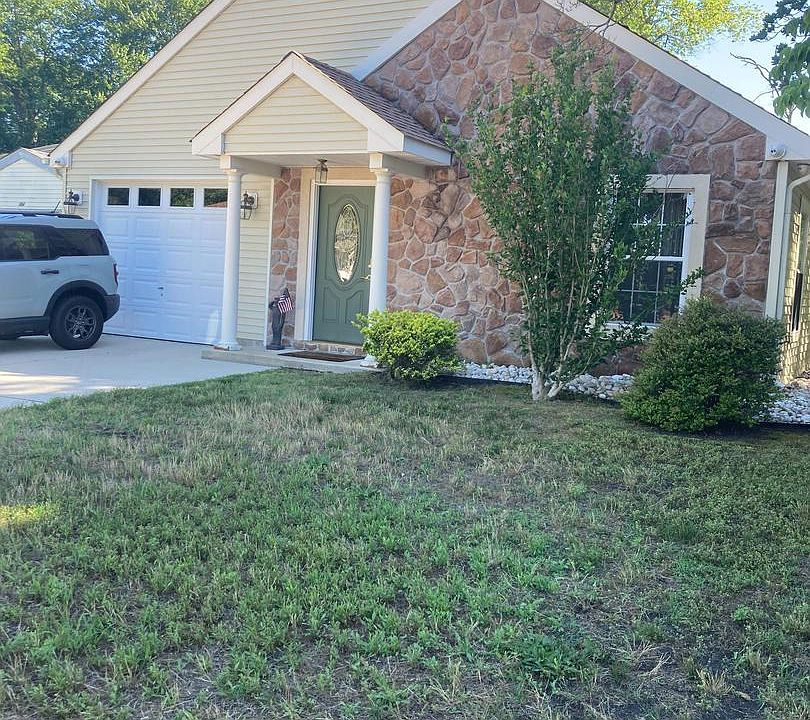 1st image of 162 Huntington Dr