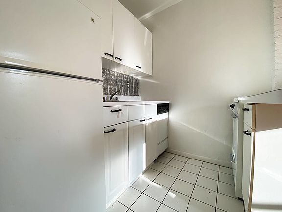 4th image of 113 W 82nd St #3FN