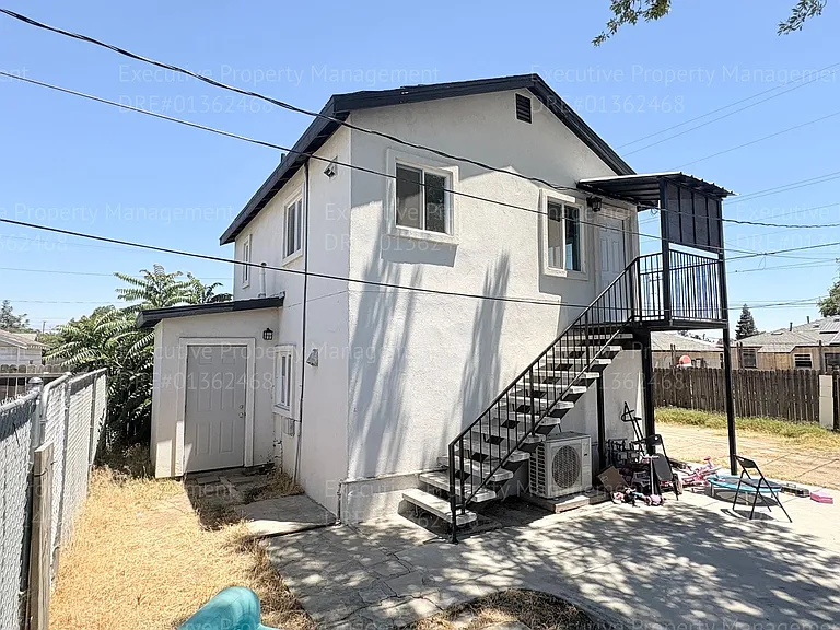 303 El Tejon Ave — Photo 4