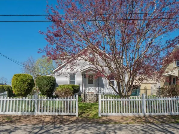 82 Mason Ave, Portsmouth, RI 02871