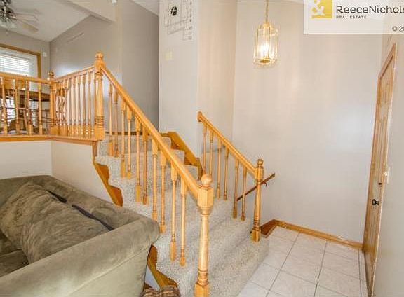 VAULTED CIELINGS TILE FLOOR VERY OPEN FLOOR PLAN!