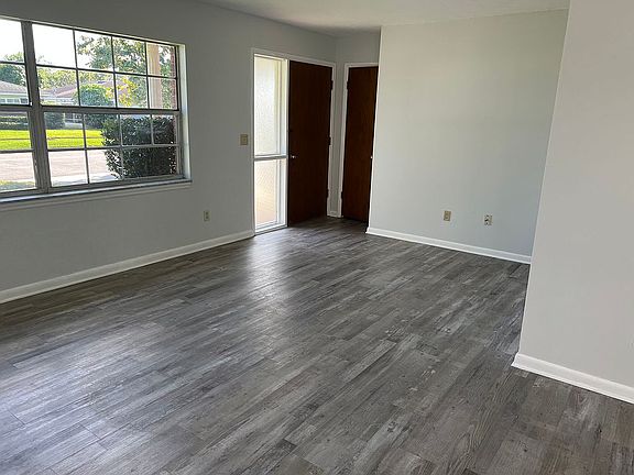 Living area (2 bedroom side)