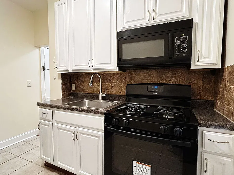 15 Gifford Ave #22E