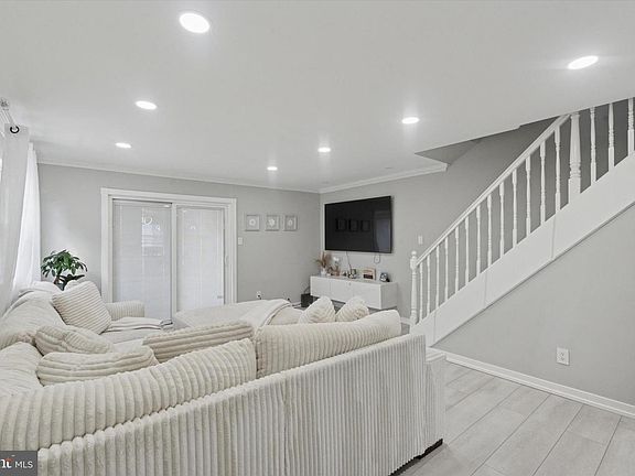 2nd image of 9938 Alicia St