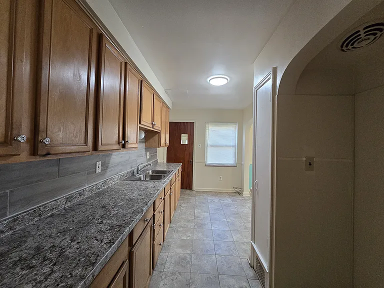 15205 Maplewood Ave — Photo 7
