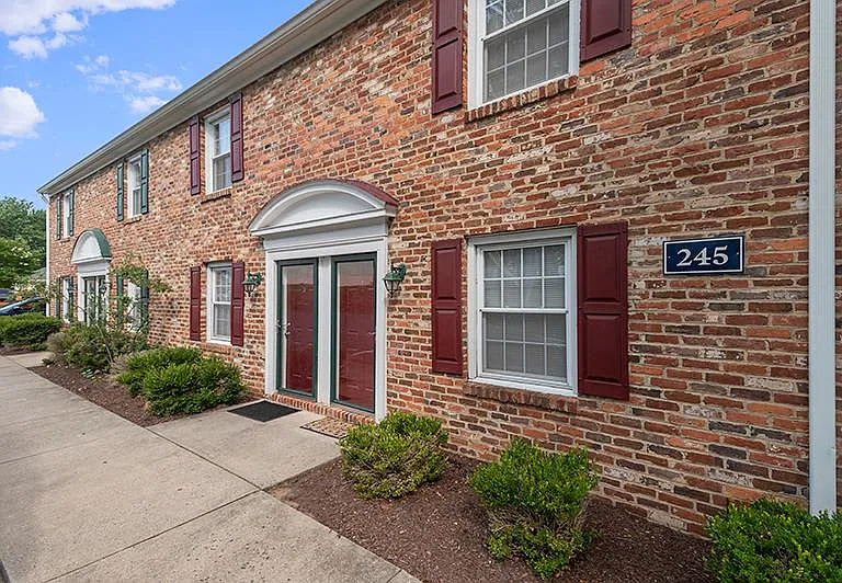 Blue Ridge Crossing Apartments & Townhomes — Photo 16