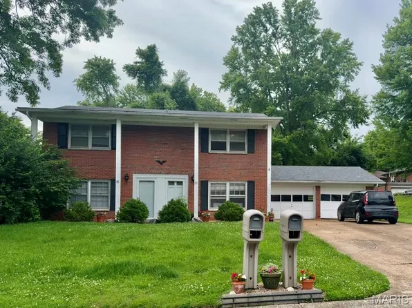 76 Cheshire Dr, Belleville, IL 62223