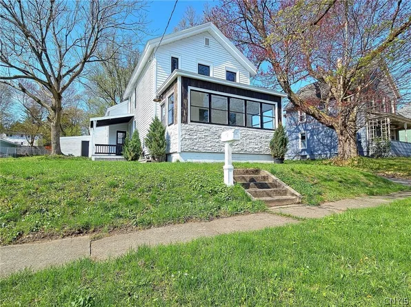 8 1st St, Whitesboro, NY 13492