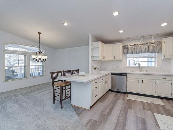 4th image of 907 NE Willow Ct