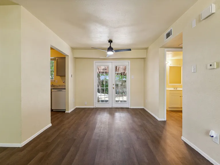 1821 Randolph Dr — Photo 3