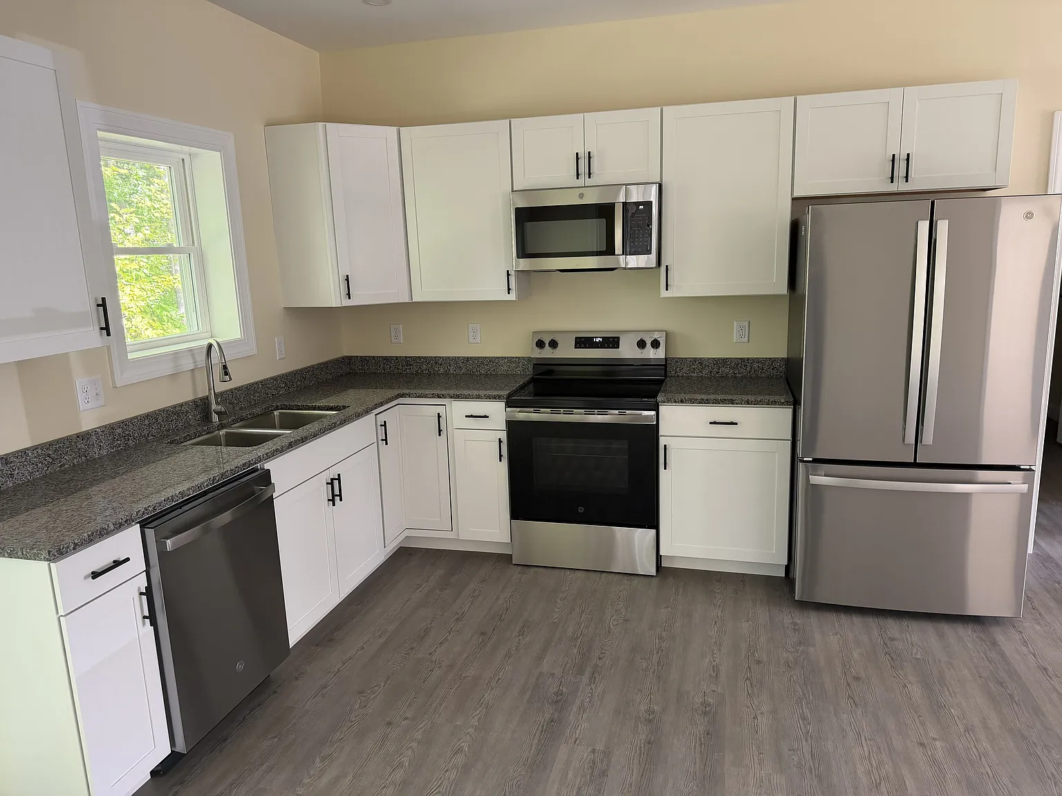 3 bed, 1400 sqft, $2,900 — Photo 3
