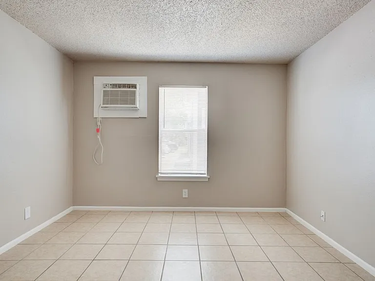 SOUTH PARK APARTMENTS — Photo 6