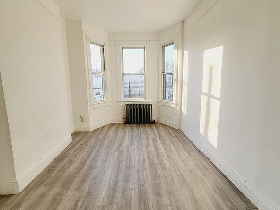 4th image of 72 Rose Ave #2E