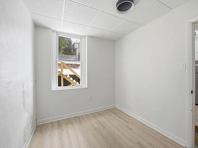 141 Oneida St — Photo 28