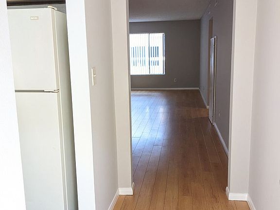 3rd image of 1105 Melrose Ave #102
