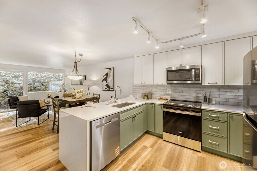 Apartment in Edmonds - View 2