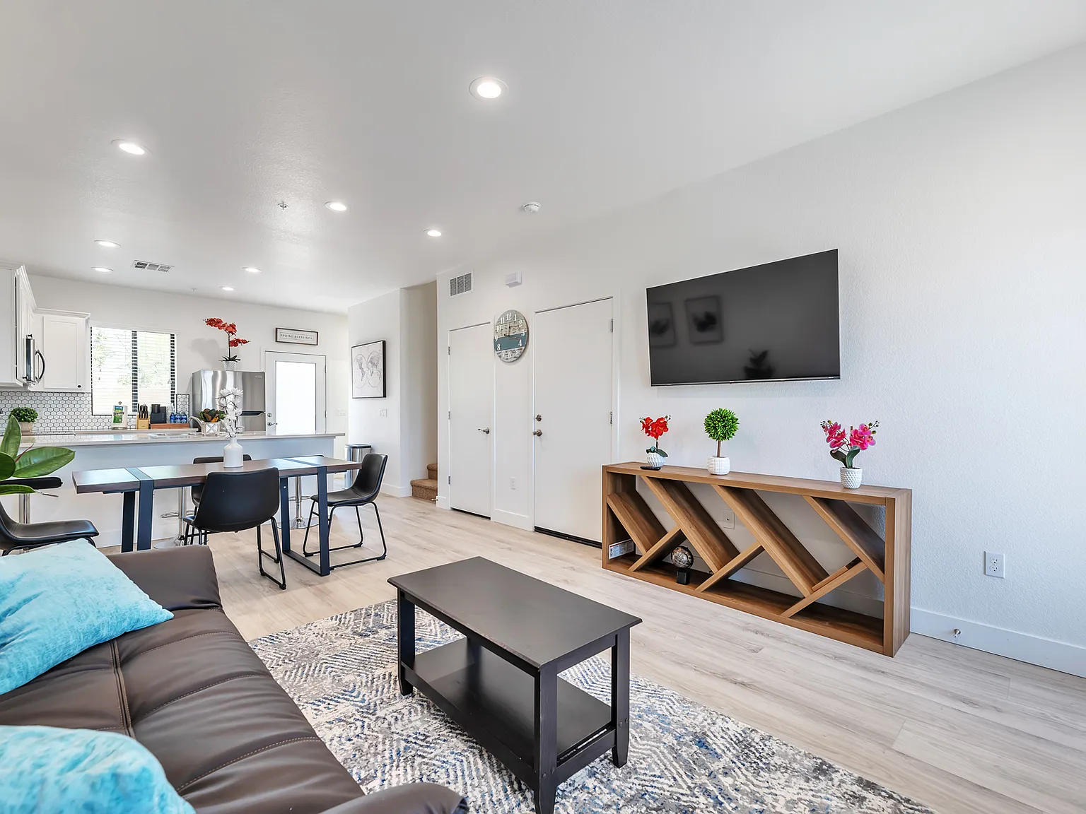 3 bed, 2.5 bath, 1420 sqft, $2,250 — Photo 3