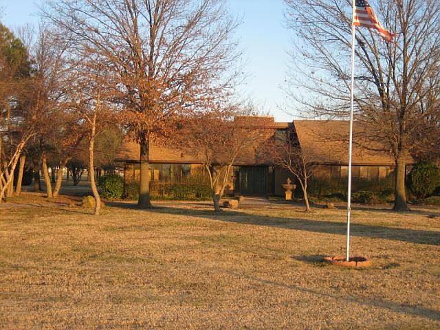 2nd image of 913 E Eastgate Blvd