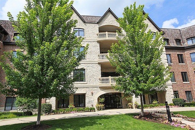 Lovely Amberley Woods condo is located in a very convenient spot in Lake Forest and is close to Conw