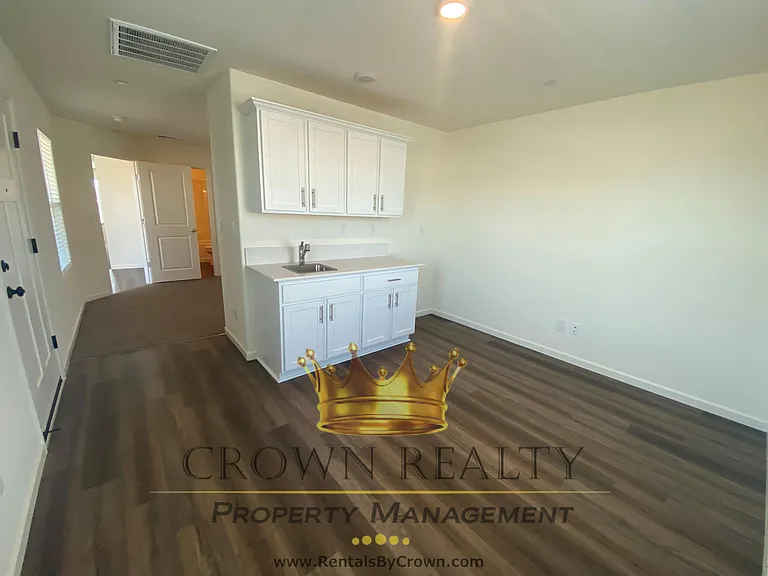 1109 E Elkhorn Ave — Photo 5