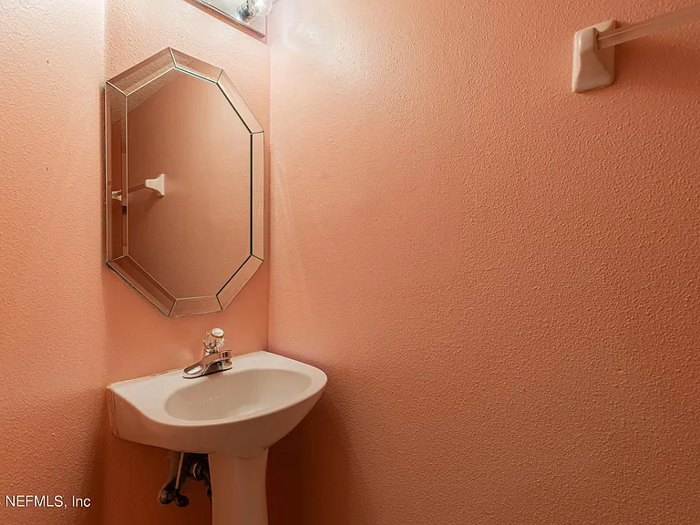 1630 Vineland Cir #B — Photo 11