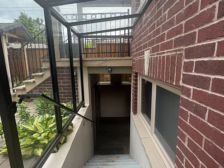 1166 Glengrove Ave W #2 — Photo 4