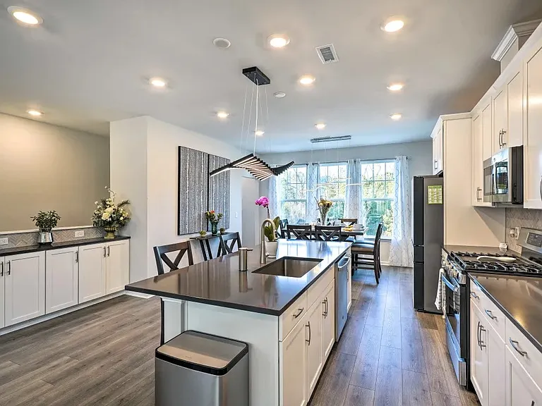 1020 Manorhaven Dr — Photo 2