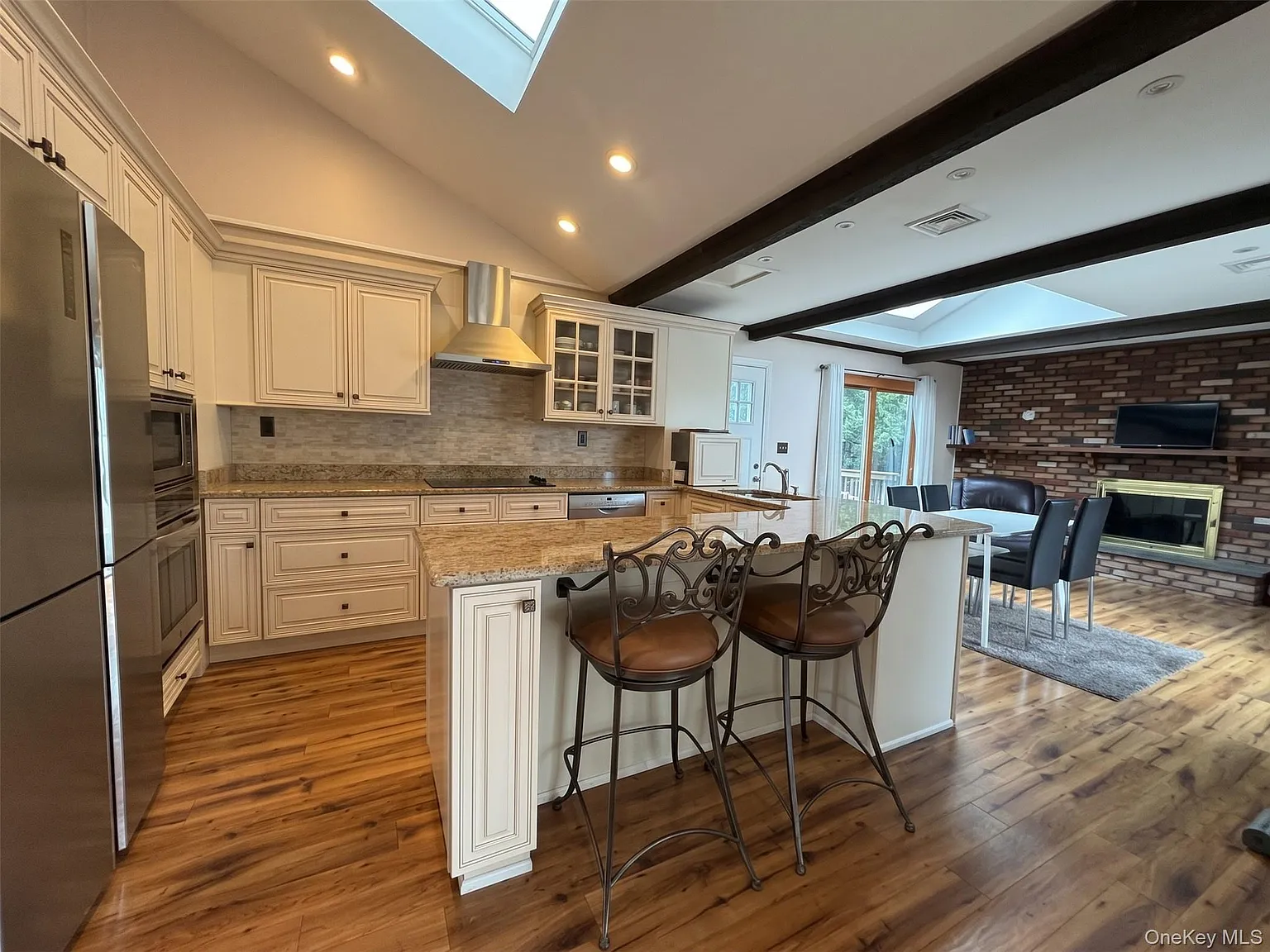 3 bed, 2.0 bath, 1600 sqft, $4,000 — Photo 2
