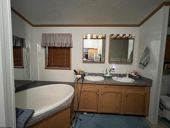 5th image of 28 E Franklin Dr