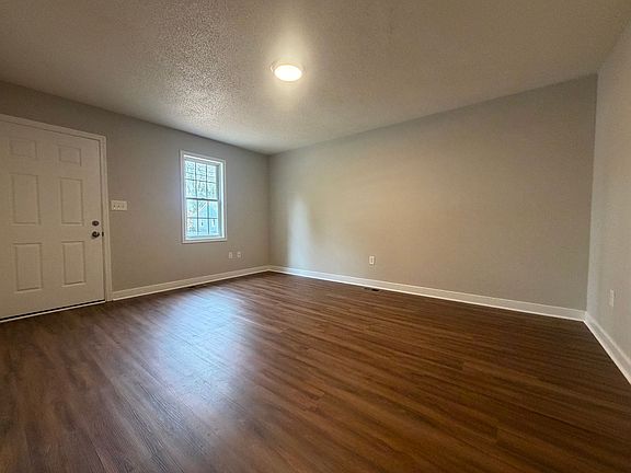 3rd image of 2104 Richmond Ave