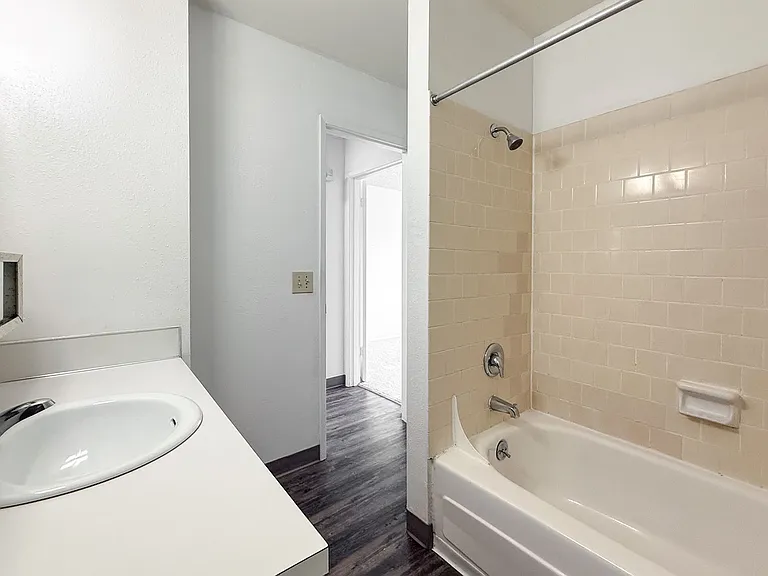 Kathy-Ann Apartments — Photo 17