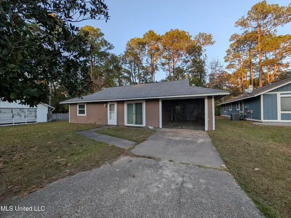 6 Stag Ct, Diamondhead, MS 39525