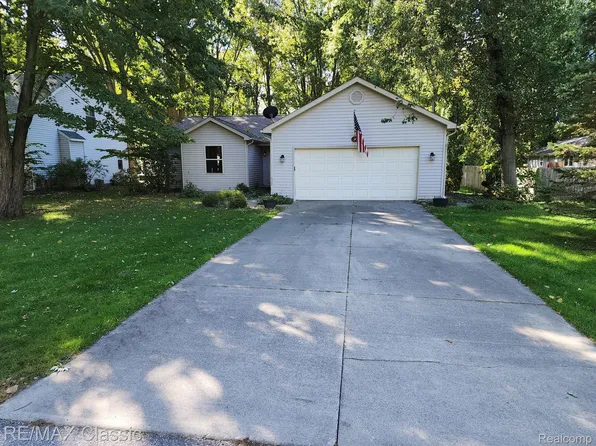 807 Townsend Cres E, Algonac, MI 48001