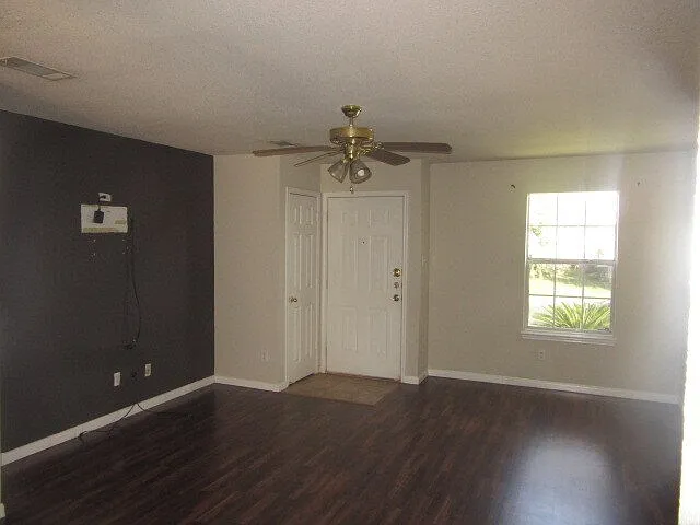 1213 Fox Creek Dr — Photo 2